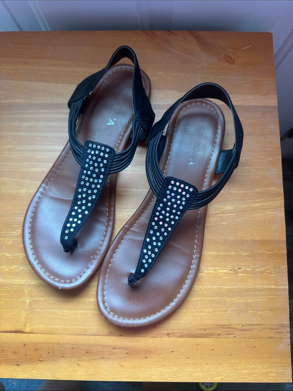 Arizona Jean Company Black T-Strap Rhinestone Sandals